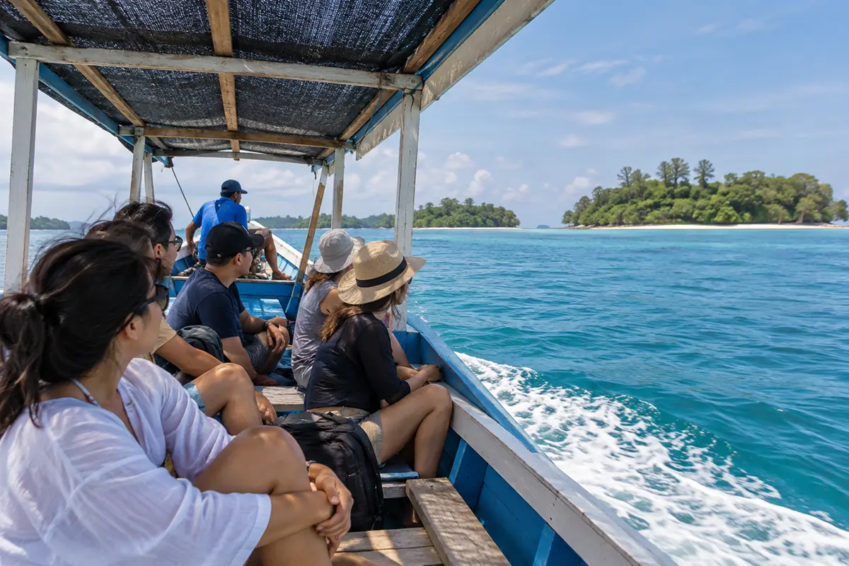 wisatawan menikmati perjalanan antarpulau dengan kapal di Kepulauan Seribu