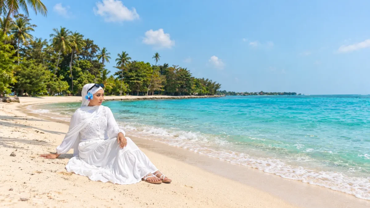 Wisatawan bersantai di pantai Pulau Seribu saat long weekend