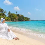 Liburan Pulau Seribu Saat Long Weekend: 7 Tips Merencanakan Perjalanan 5 Wisatawan bersantai di pantai Pulau Seribu saat long weekend