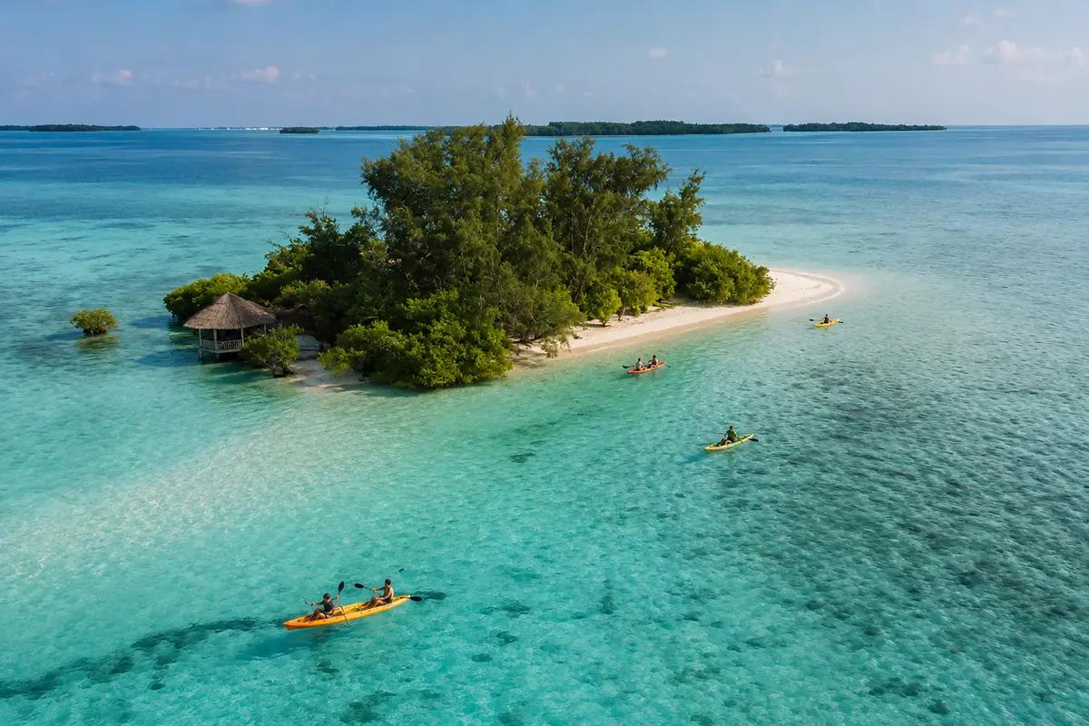 Aktivitas snorkeling dan kayak di sekitar Pulau Macan