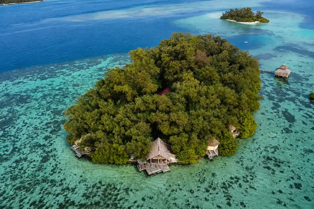 Deretan cottage Pulau Macan Eco Resort di kawasan tepi laut