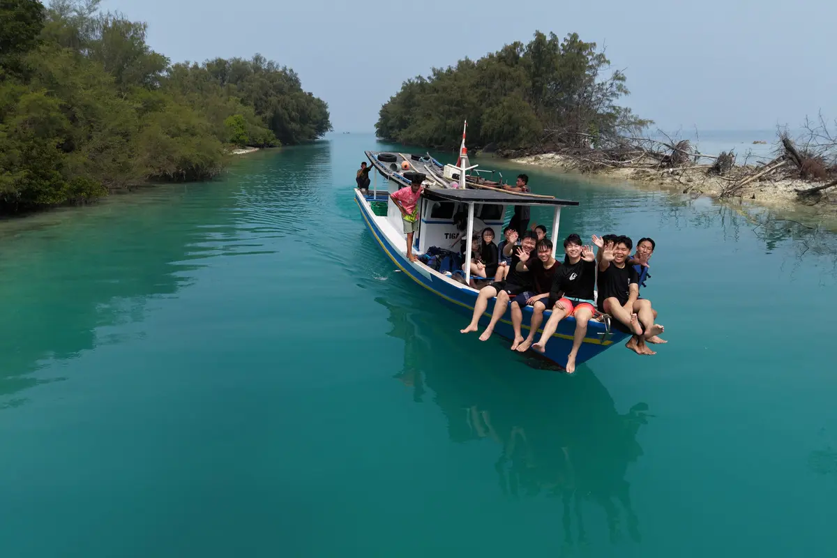 Kapal wisata melintasi perairan Kepulauan Seribu