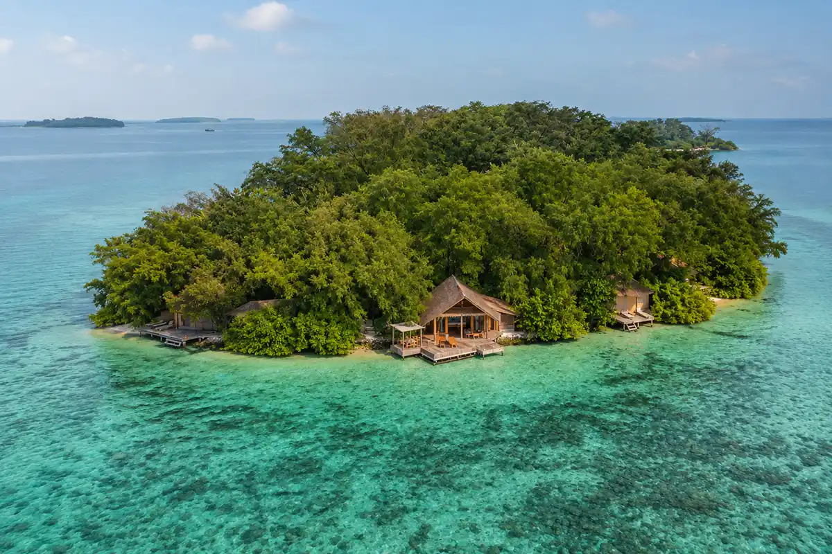 Cottage tropis dan lingkungan alami Pulau Macan Eco Resort